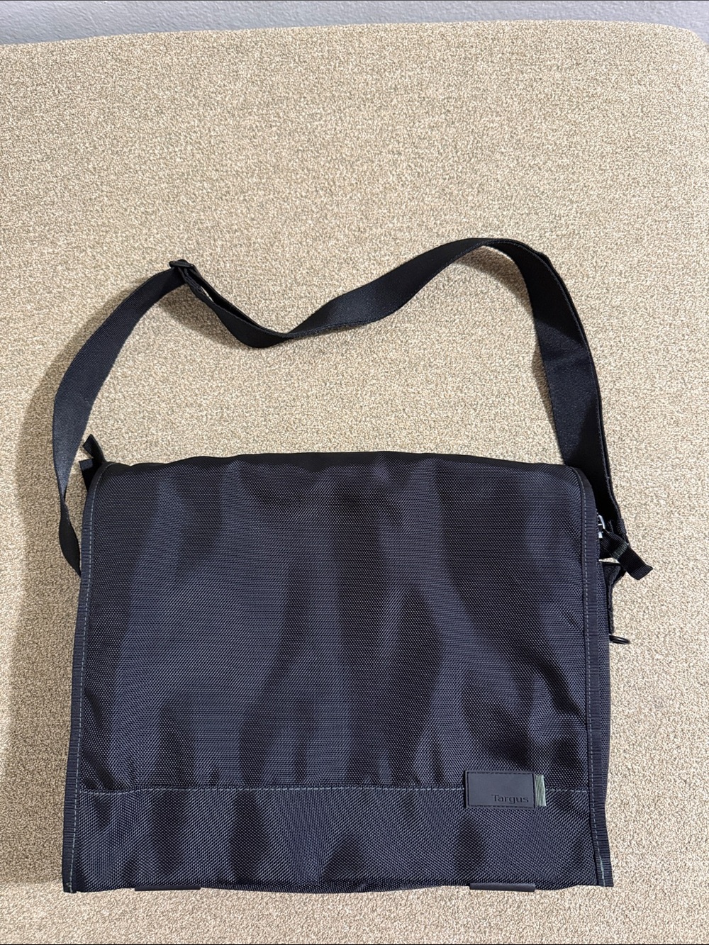 Targus Laptop Bag in Black W/ Shoulder Strap & Handle Magnetic Flaps Padded